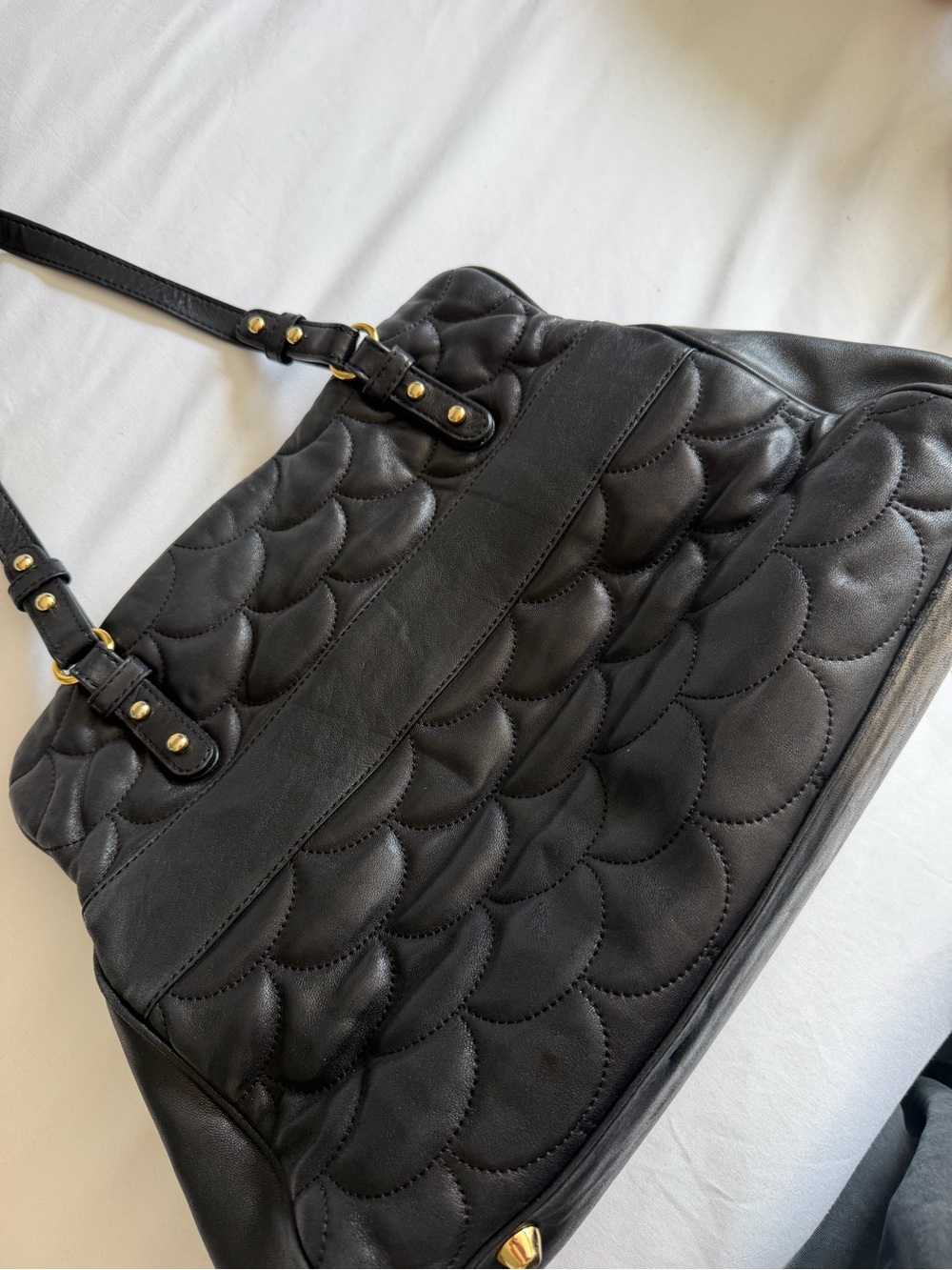 Badgley Mischka Leather Black Quilted Scallop Gold Hardware Shoulder Bag - Picture 9 of 14